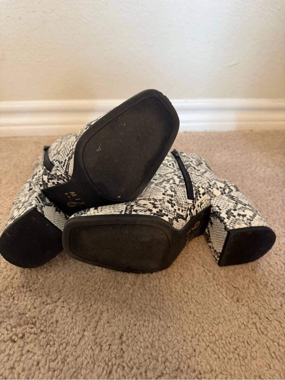 Mix no.6 Women’s Snake-Print Ankle Boots in Black and White - size 7